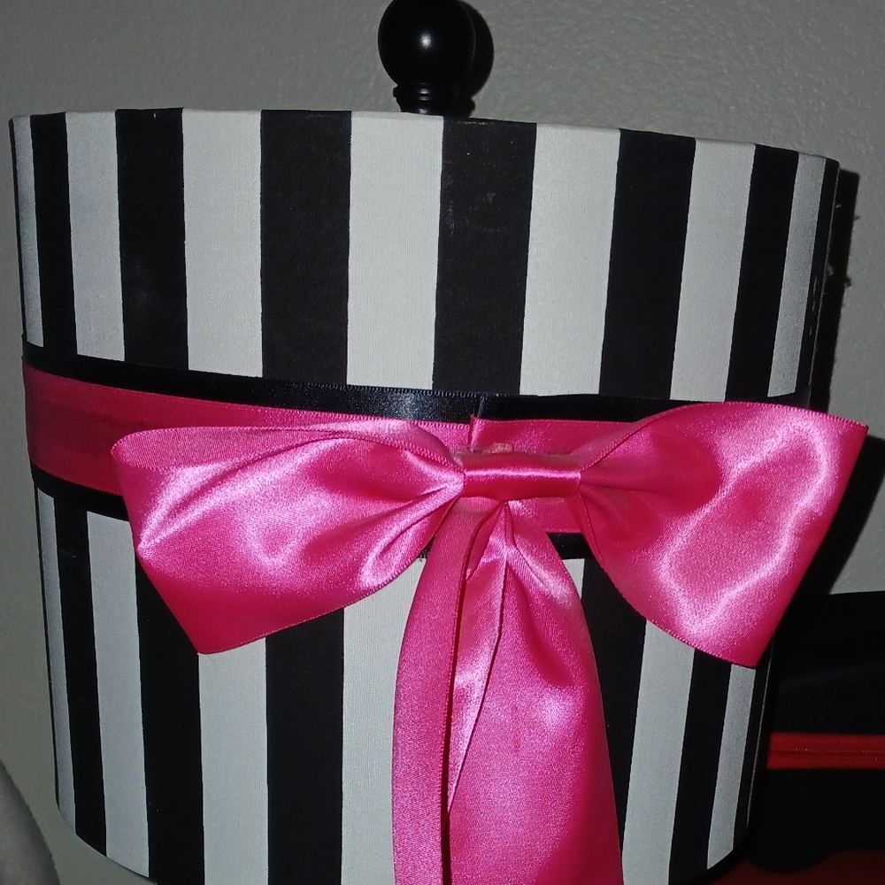 Elegant Black and White Striped Hat Box with Pink Bow lamp. Think Paris 🩷 - Picture 2 of 3